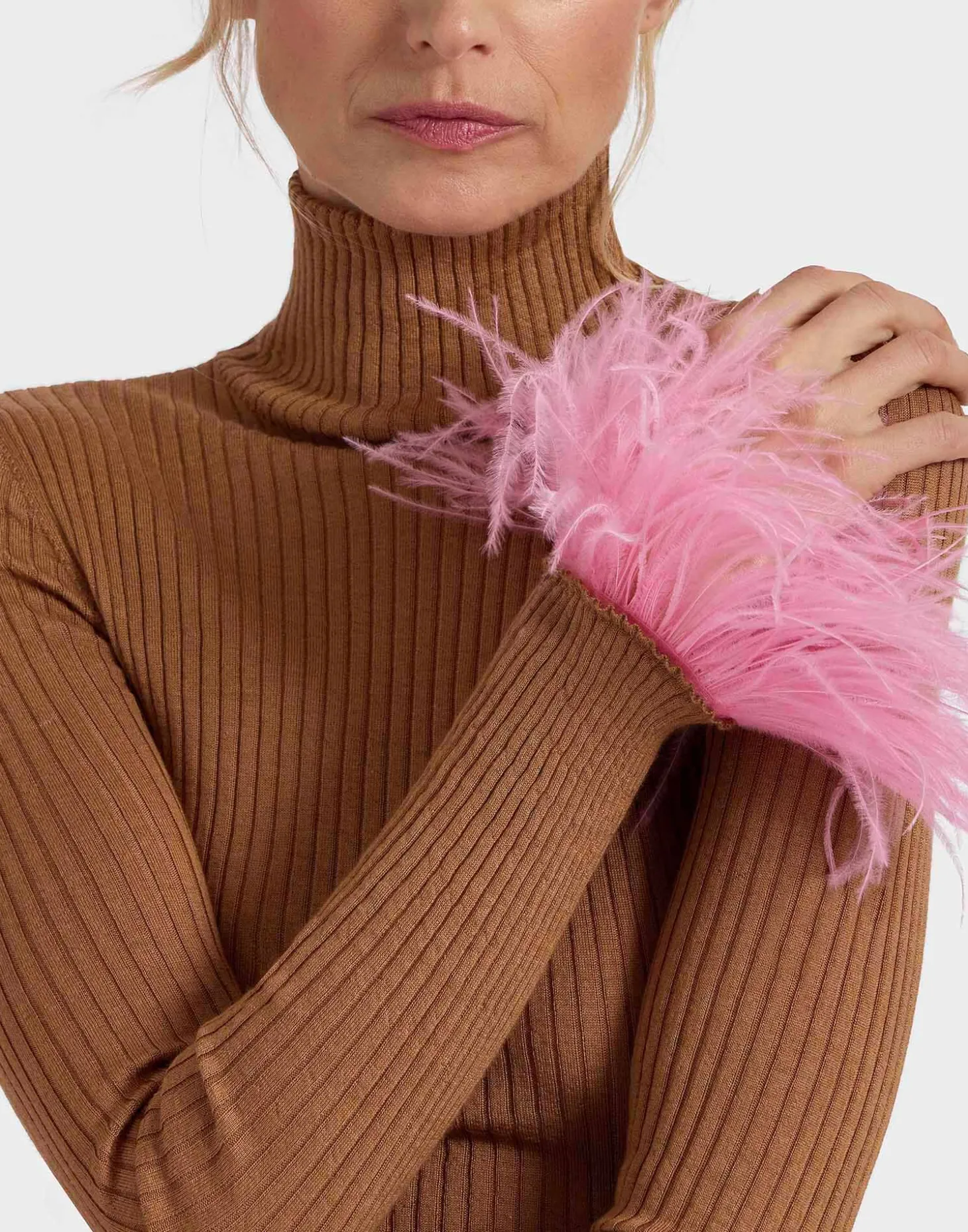 High Kick TopCamel in Ribbed Silk Cashmere With Feathers