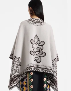 PonchoHerald Cream in Herald Chin&eacute;