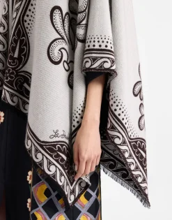 PonchoHerald Cream in Herald Chin&eacute;